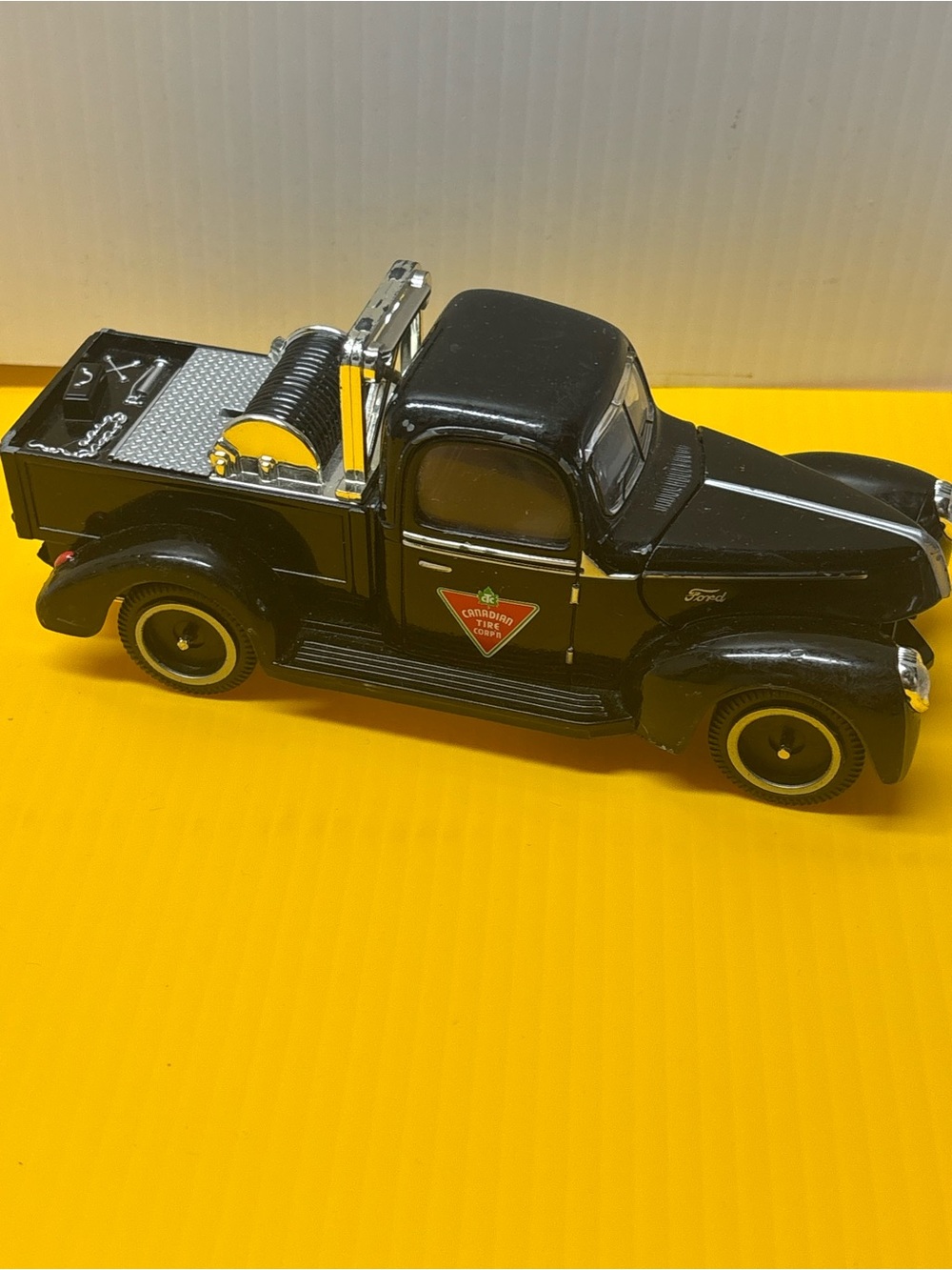1940’s Ford Tow Truck 1:24 Diecast Golden Wheel Canadian Tire Exclusive